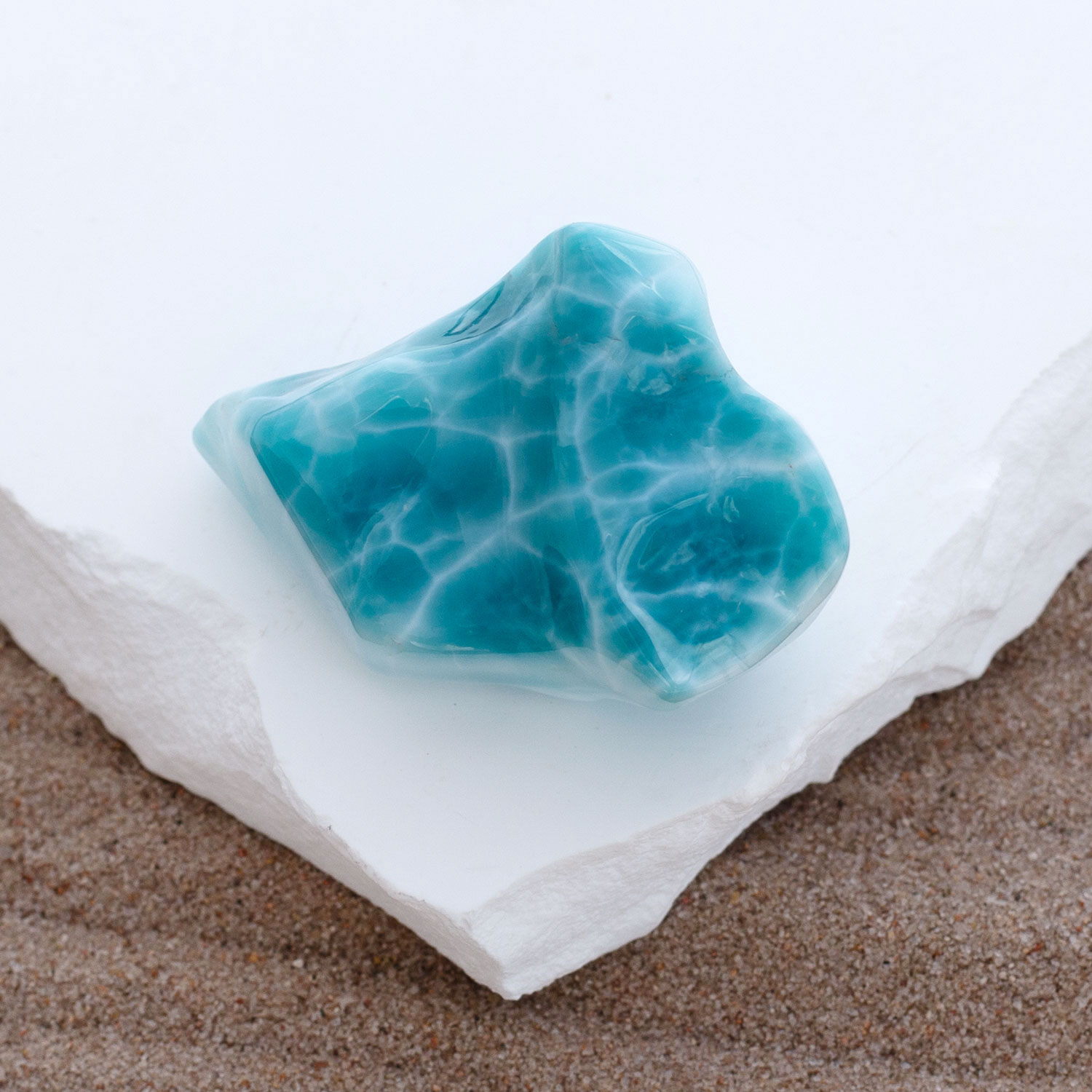 Larimar Freiform ca. 46x30x21mm AAA+ Sammlerstück
