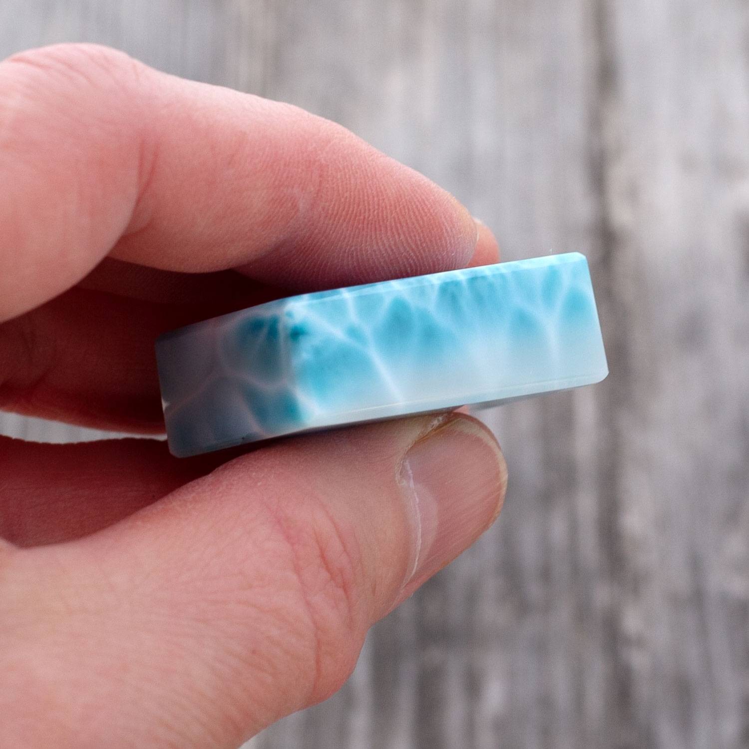 Larimar Cabochon / Fancy Cut 32x22x11,5mm kantige Rechteckform turtle pattern AAA+ matrixfrei Sammlerstück