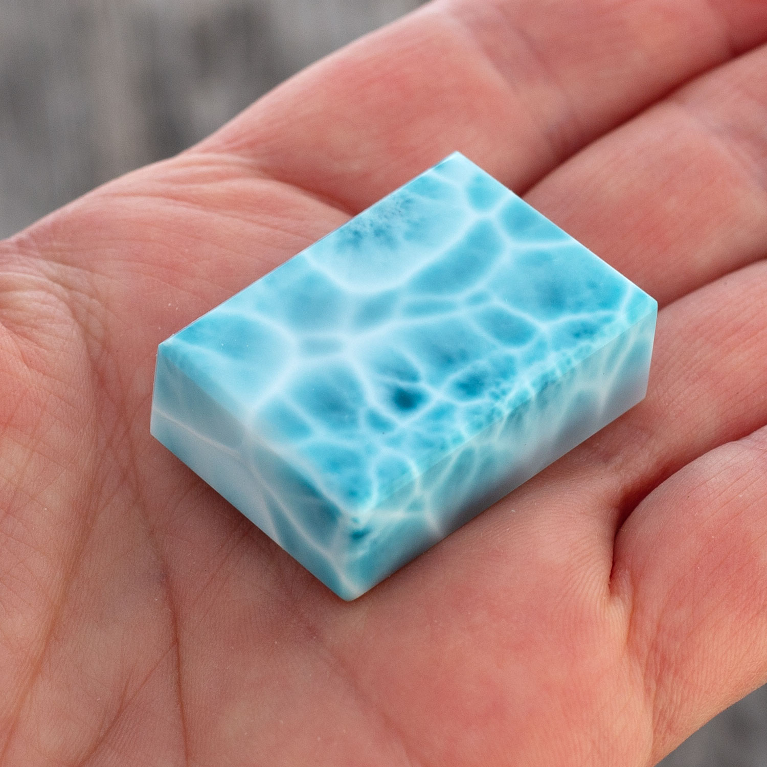 Larimar Cabochon / Fancy Cut 32x22x11,5mm kantige Rechteckform turtle pattern AAA+ matrixfrei Sammlerstück