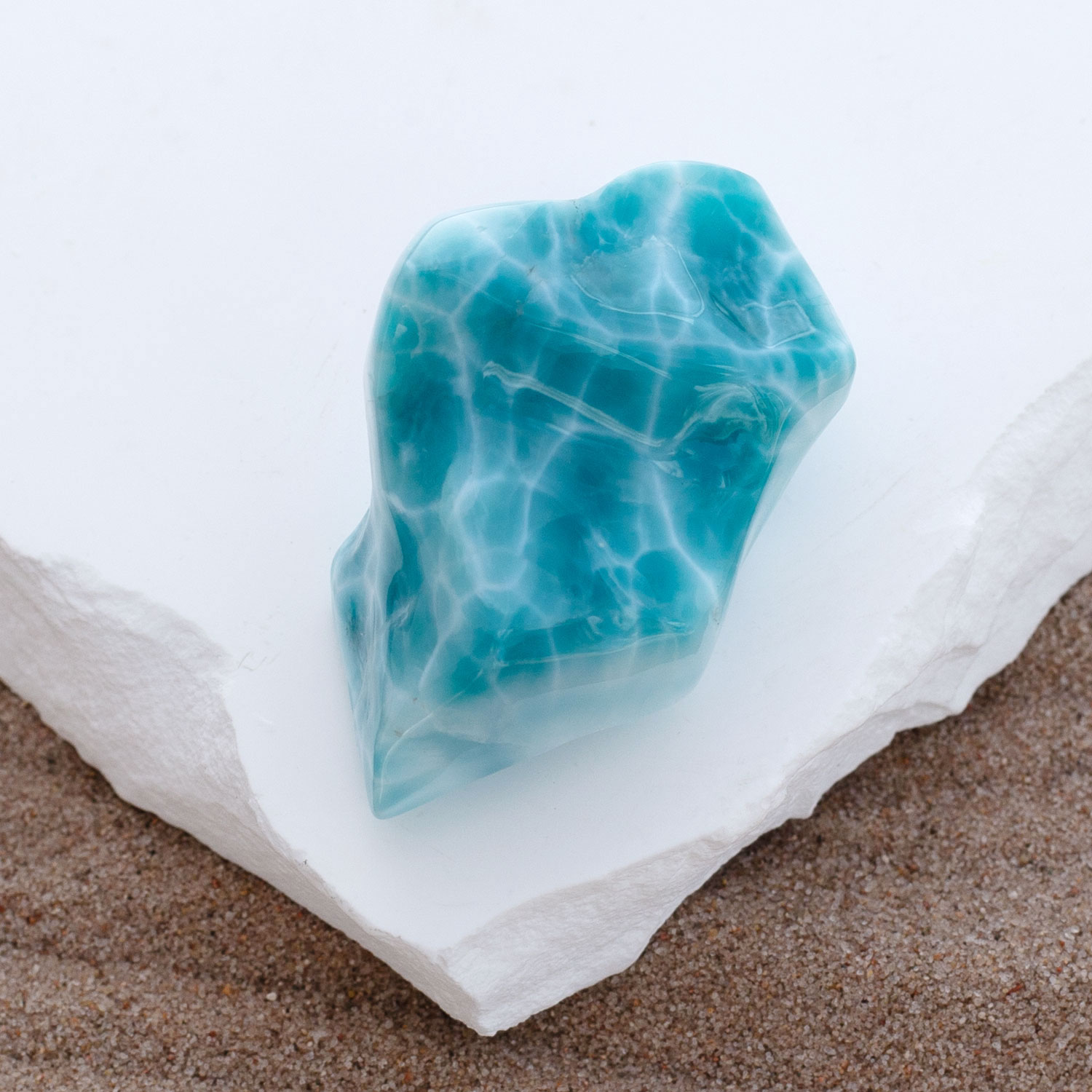 Larimar Freiform ca. 46x30x21mm AAA+ Sammlerstück
