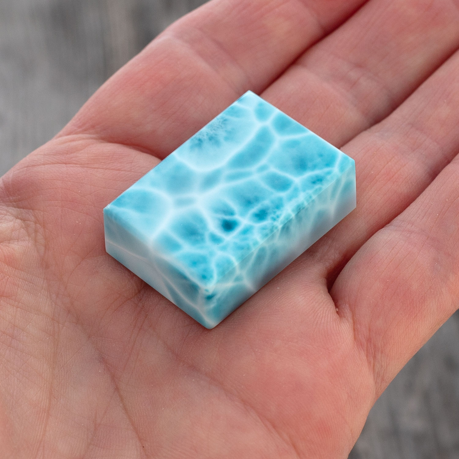 Larimar Cabochon / Fancy Cut 32x22x11,5mm kantige Rechteckform turtle pattern AAA+ matrixfrei Sammlerstück