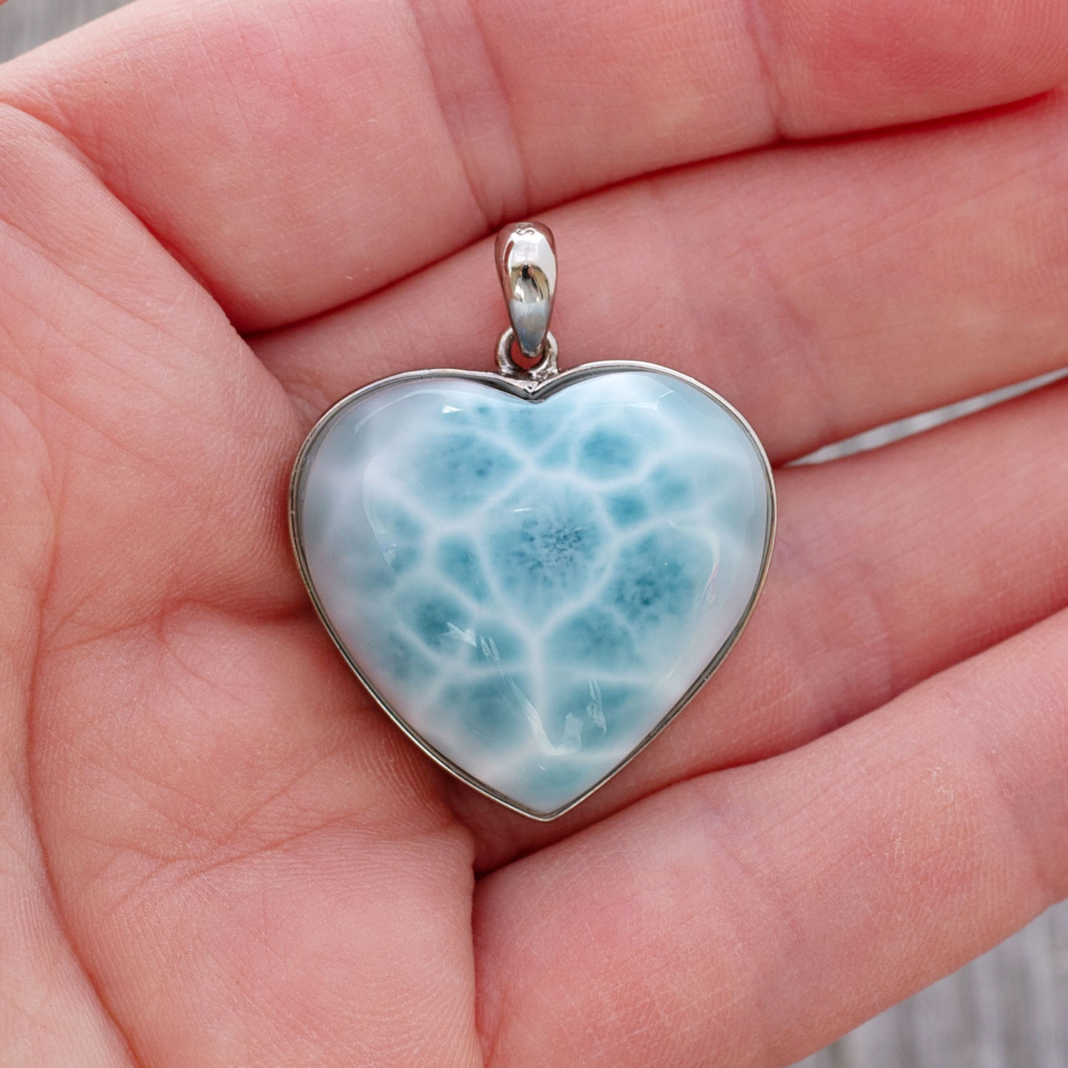 Larimar Anhänger 26x24x13mm herzförmig hellblau AAA1 matrixfrei turtle pattern