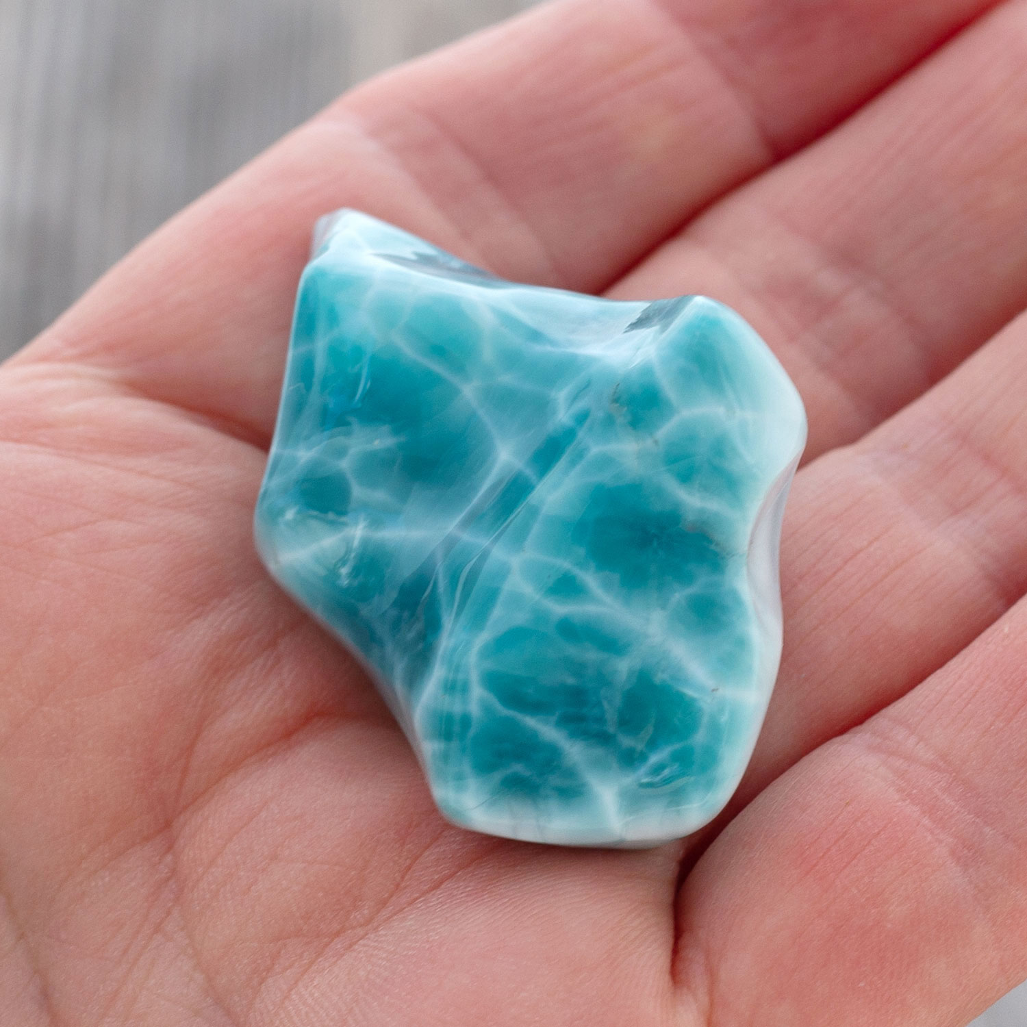 Larimar Freiform ca. 46x30x21mm AAA+ Sammlerstück