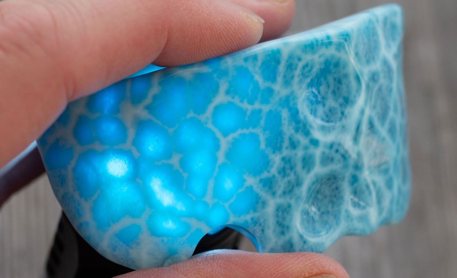 Larimar Freiform Krone ca.79x42x28mm AAA+ matrixfrei turtle pattern Rarität Sammlerstück